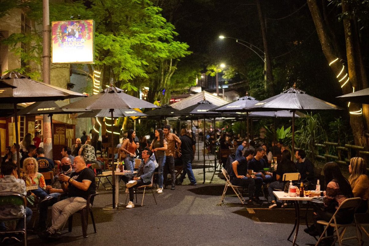 camivillamizar's tweet image. Sectores como Parque Lleras, Provenza, La 70, La 33, y La 68, que suelen abrir hasta las 4:00 a.m podrán abrir hasta las 6 a.m.

Algunos establecimientos que abren hasta las 2:00 a.m podrán hacerlo hasta las 4:00 a.m, en sectores de las comunas Manrique, Robledo y Aranjuez.