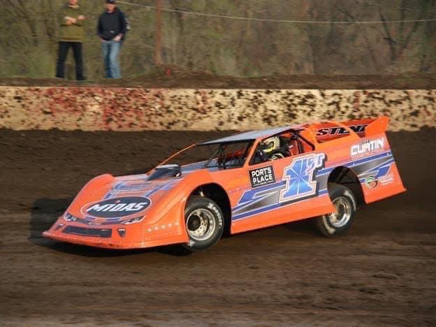 MMENT_1's tweet photo. Congratulations to Justin Reed on picking up the Feature win, Saturday night, at Peoria Speedway in his Rocket XR1 by MME. #RocketXR1byMME @Rocket_Chassis 🚀🏁 https://t.co/2Ey4Ob2bmp