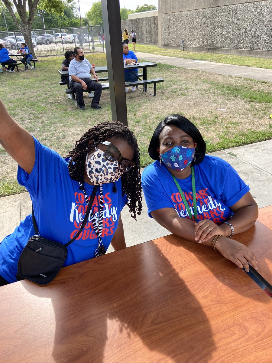KennedyCougs's tweet photo. There’s no monkeying around about it, Kennedy has the best staff!🐾♥️  @AliefISD #SafariToSuccess #ExcellentOnPurpose https://t.co/3IX36uhdZP