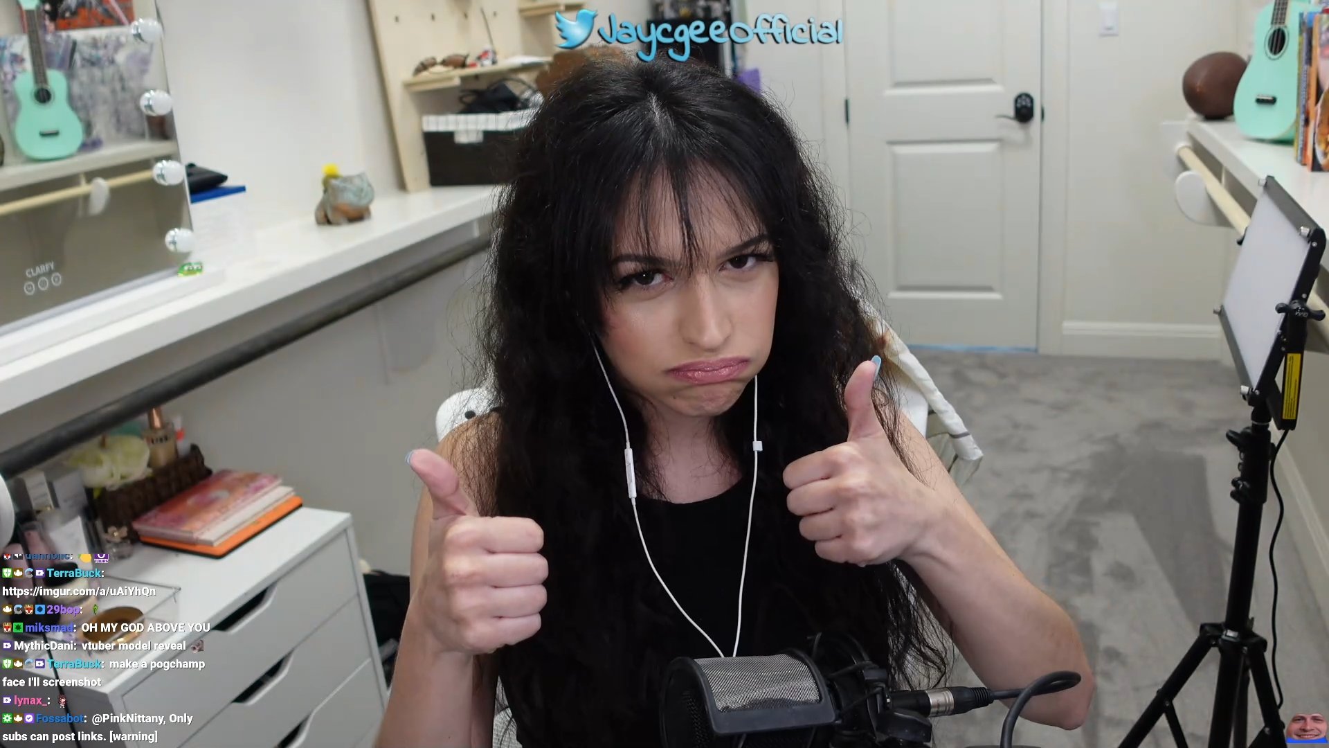 Jaycgee on Twitter: "hi i'm live announcing my announcement soon come come come https://t.co