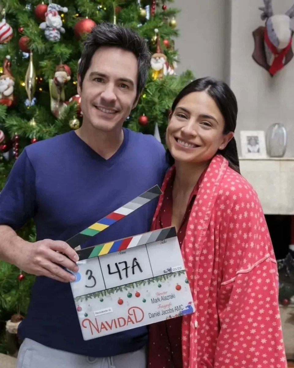 anabrecoworldmx's tweet photo. 🎄🎅🅰️❤️ ¡Fin de rodaje de Reviviendo la Navidad! 🎄🎬 Nos vemos este invierno❄️☃️en Netflix 🎁🥰
#anabreco #actores #nuevoproyecto #newproject #coominsoon #proximamente #Reviviendolanavidad #Netflix #tionetflix #novelas #cine https://t.co/fGLDuuViQr