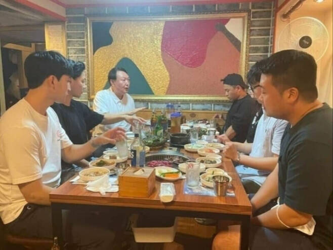 morningland2's tweet photo. 밥이 넘어가냐? https://t.co/JKcAPYGhp9