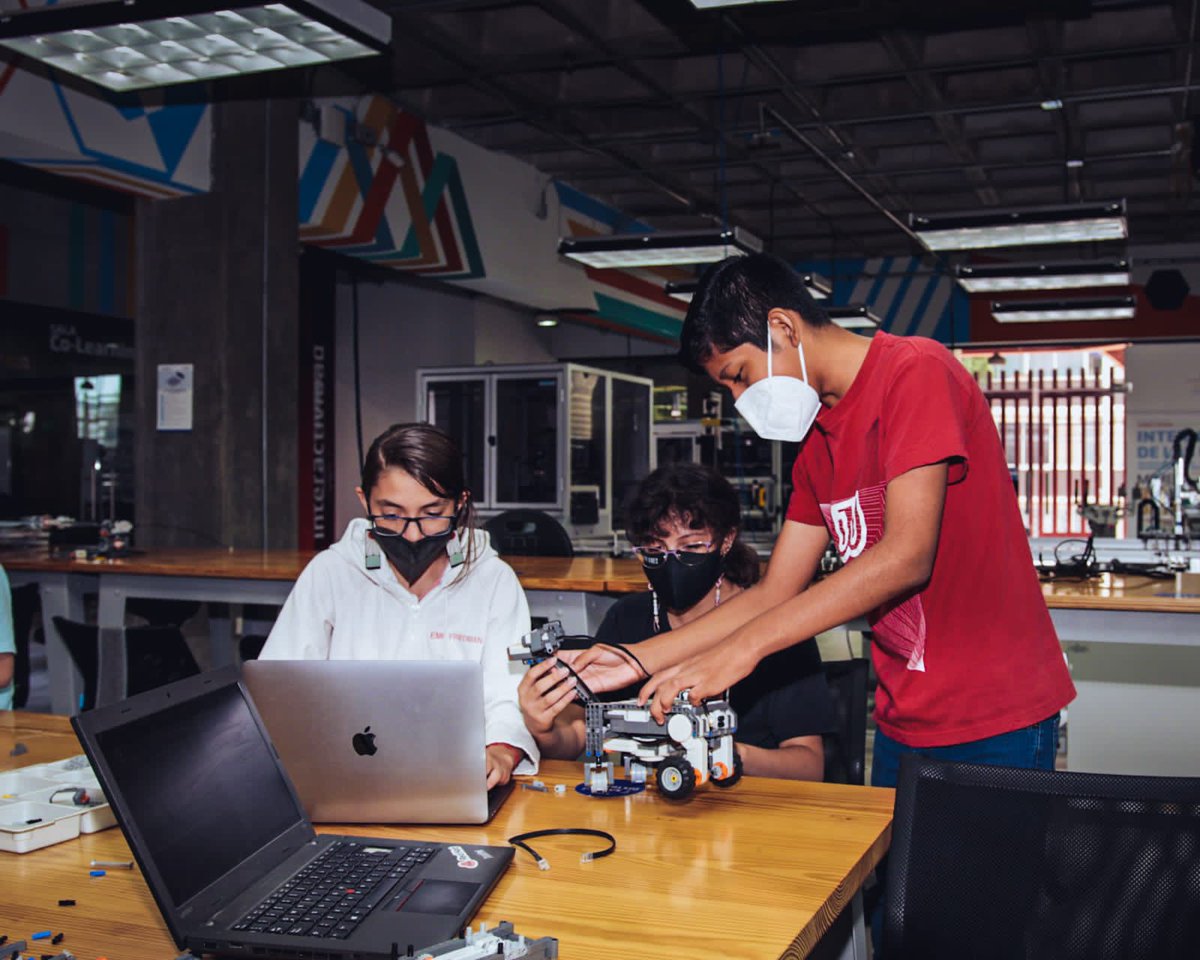 Csoftmty's tweet photo. Taller de Robótica Básica, de Axt@Teen, en el Smart Factory Lab de la Universidad Regiomontana. https://t.co/DAdNWZo7Sz