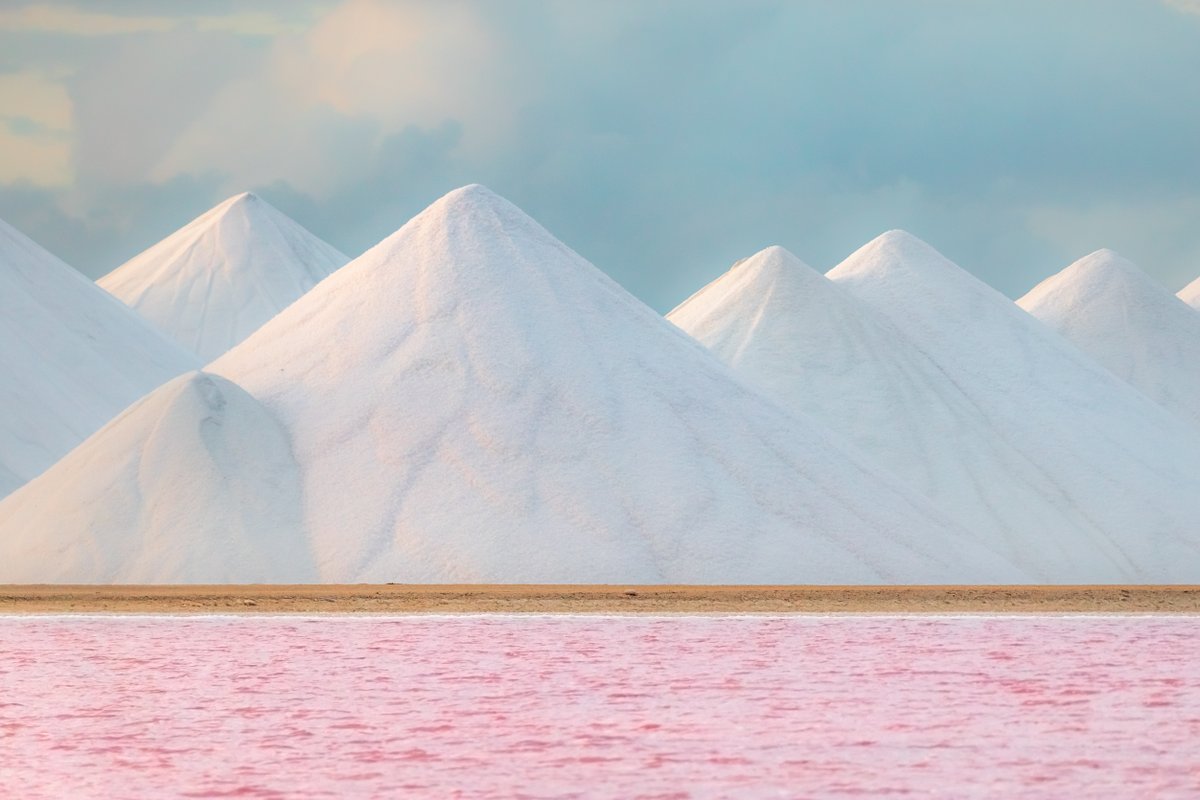 intrepid_p's tweet photo. 1/10 "Salt", my @SuperRare genesis, is now live!  I wanted to start my journey on SR with something that challenged your fundamental perception of what earthly landscapes look like. https://t.co/67CMIhdMNh