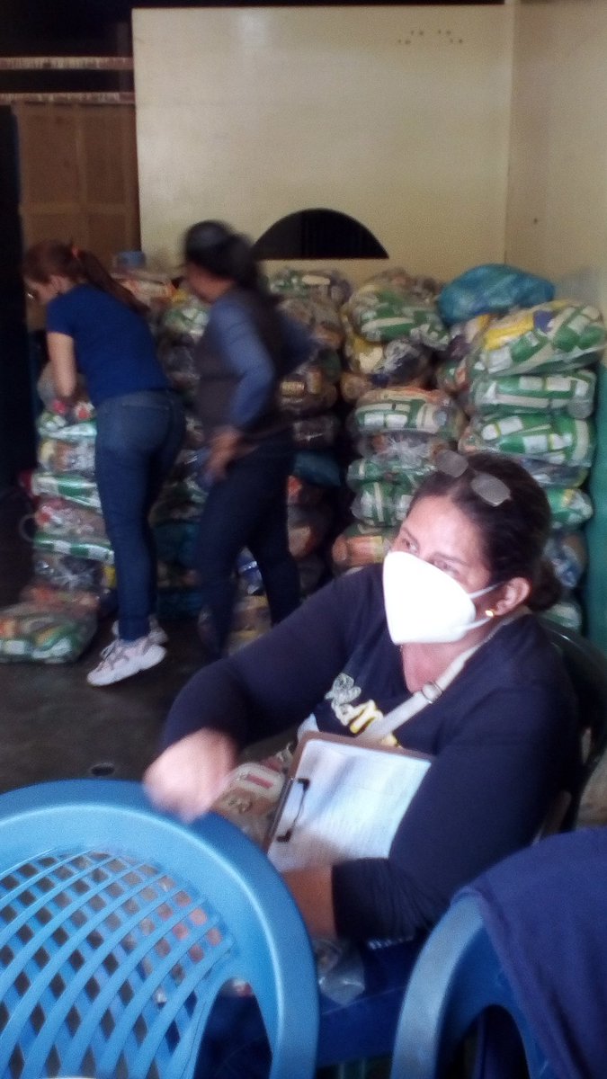 clapmaricarmen's tweet photo. Muchas gracias a Dios todopoderoso, al presidente Nicolas Maduro, al gobernador Freddy Bernal, al Ing. Bermudez director del Gmas, al clap Maria del Carrera men Briceño porque hoy se realizó la jornada de entrega del clap a 290 familias d bajos recursos, alimentando la comunidad https://t.co/ldEs1xe07Q