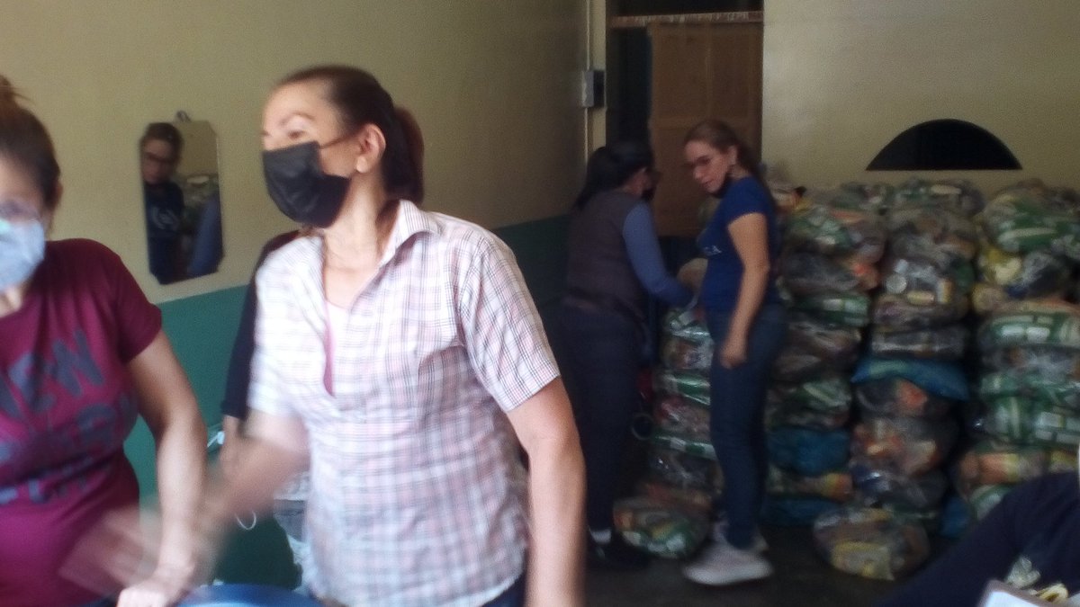 clapmaricarmen's tweet photo. Muchas gracias a Dios todopoderoso, al presidente Nicolas Maduro, al gobernador Freddy Bernal, al Ing. Bermudez director del Gmas, al clap Maria del Carrera men Briceño porque hoy se realizó la jornada de entrega del clap a 290 familias d bajos recursos, alimentando la comunidad https://t.co/ldEs1xe07Q