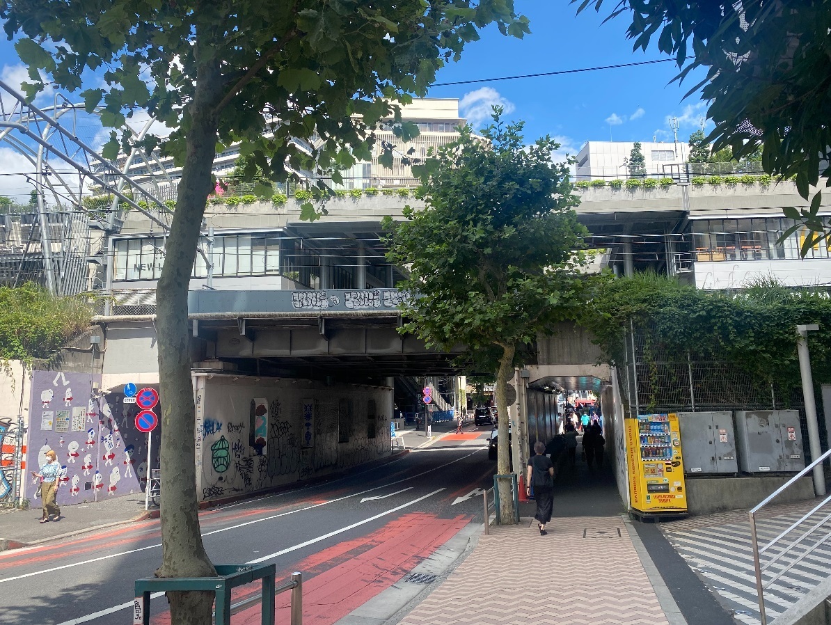 enjoy_tokyo's tweet photo. “森山未來が走った”渋谷のトンネルはどこ？🏃🏃

映画ソムリエ・東紗友美さん（@sayumisaaaan ）がNetflixオリジナル映画『ボクたちはみんな大人になれなかった』のロケ地を紹介👀🎬

https://t.co/r5Ibi7lE90 https://t.co/BpLWMTkigf