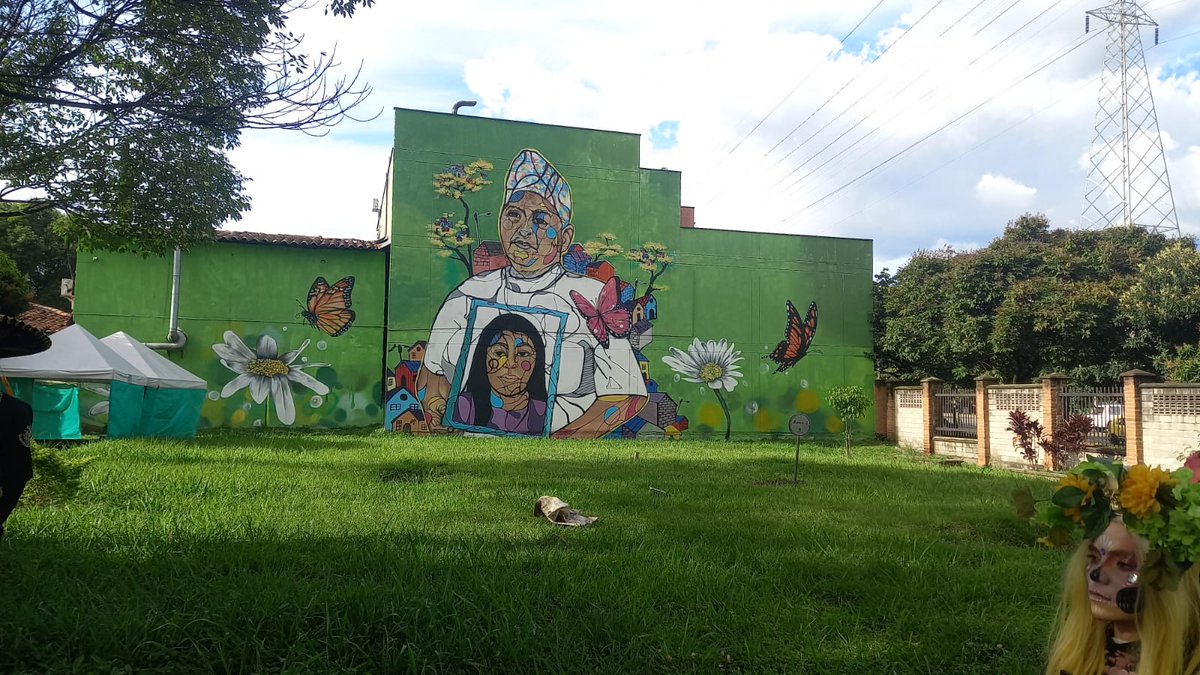 johnfermesa's tweet photo. Celebrando los 89 años del Jardín Cementerio Universal en #Medellín #Patrimonio #Memoria #Archivo @AlcaldiadeMed @AZULVIRVIESCAS @Dalgy_Rico @santy_preciado https://t.co/iy5dgloDr1