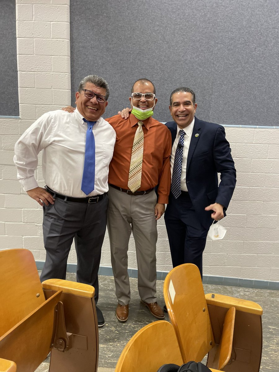 UTSADualLangLab's tweet photo. David or Guillermo? Laugh more, lead better! @DrJaimeAquino is a phenomenal teacher! Bright days ahead @SAISD !@LeadDual @torresutsa https://t.co/6L3Hx6MaKb