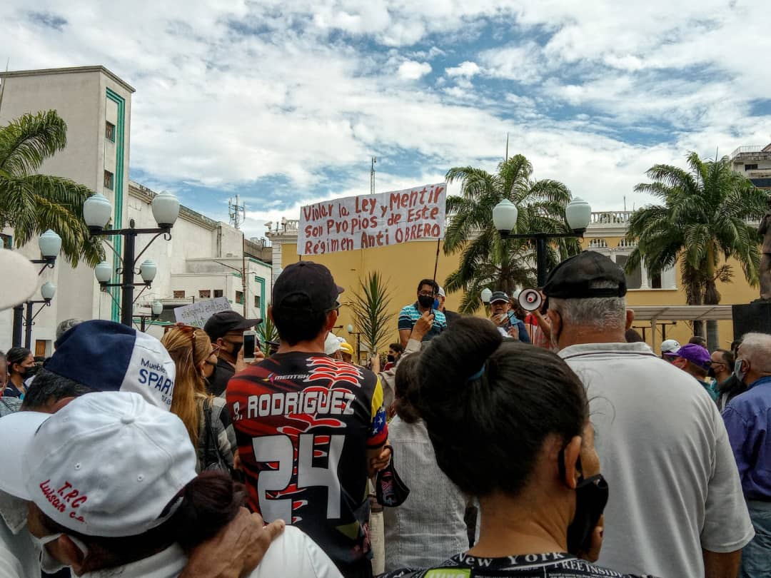 📸 En #Lara las y los trabajadores docentes administrativos y obreros también exigieron #BonoVacacionalYRecreacionalYa  y la derogación del instructivo salarial de la ONAPRE impuesto de manera unilateral y fraudulenta por el Gobierno del Presidente Nicolás Maduro