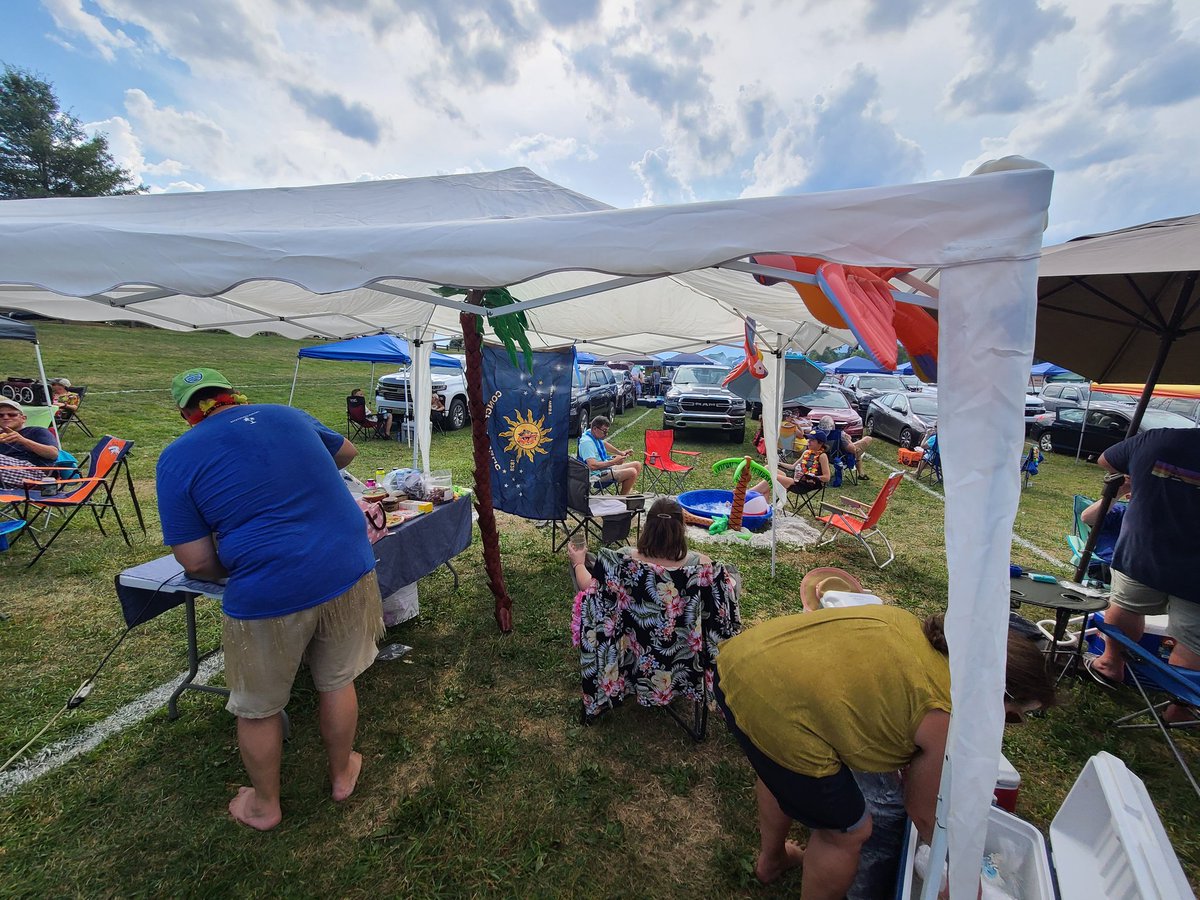 ConchGOP's tweet photo. Buffett at Woodstock @jimmybuffett #parrotheads https://t.co/X45DPtijYV