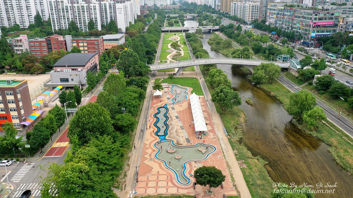 falcontm65's tweet image. 2022.07.10 탄천 정자 물놀이장에서...

탄천 정자 물놀이장에서 드론을 띄워 촬영해 보았다.
 #성남시 #분당구 #정자동 #물놀이장 #탄천