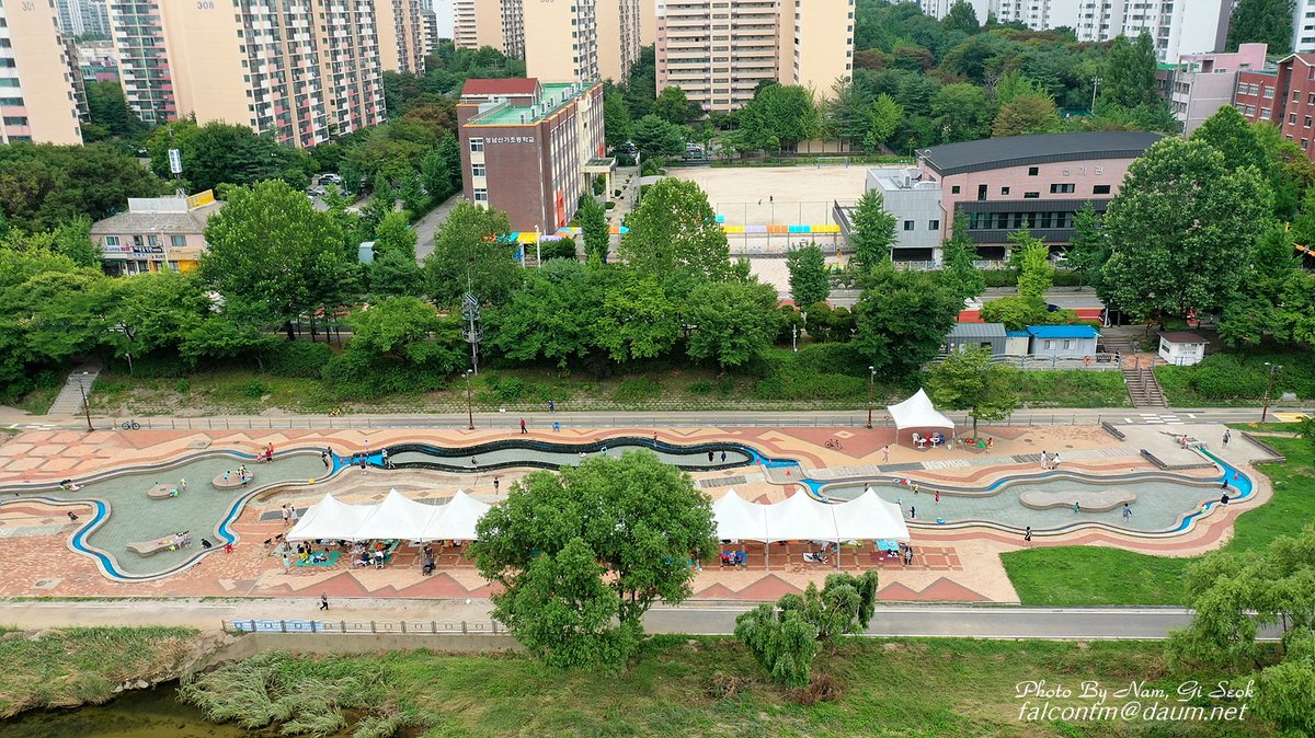 falcontm65's tweet image. 2022.07.10 탄천 정자 물놀이장에서...

탄천 정자 물놀이장에서 드론을 띄워 촬영해 보았다.
 #성남시 #분당구 #정자동 #물놀이장 #탄천