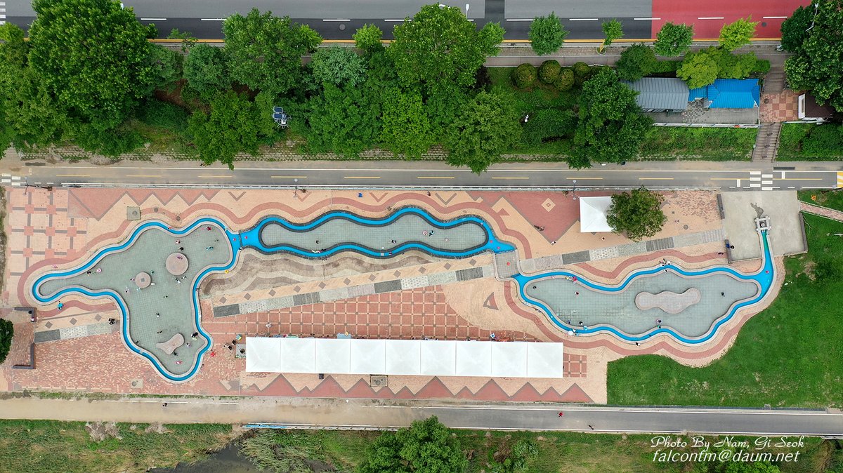falcontm65's tweet image. 2022.07.10 탄천 정자 물놀이장에서...

탄천 정자 물놀이장에서 드론을 띄워 촬영해 보았다.
 #성남시 #분당구 #정자동 #물놀이장 #탄천