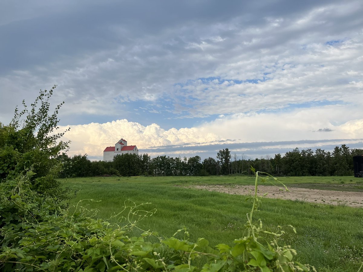 renwicka's tweet photo. @weathernetwork storm brewing in the north https://t.co/3h9wfvBc9d
