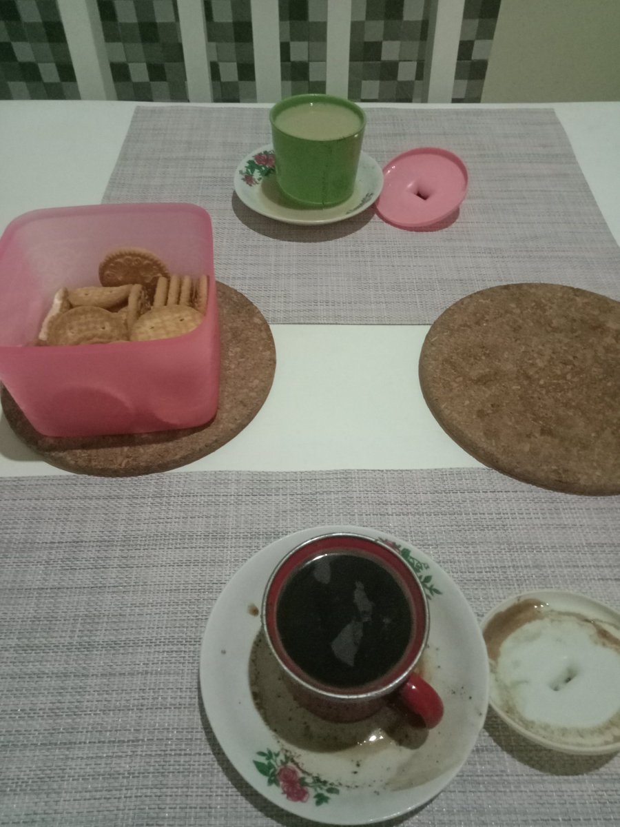 Hidup itu kisah perjalanan,saling bergandeng berpegangan, kadang sedih kadang gembira,kadang menangis kadang tertawa
Onak duri harus kita lalui dgn sabar dan ikhlas,minum makan bersama 
Nikmati apa adanya
30 th 2cangkir sdh berganti ☕☕
Tapi cinta tetap abadi🥰❤️

*Wied*🙏🌹