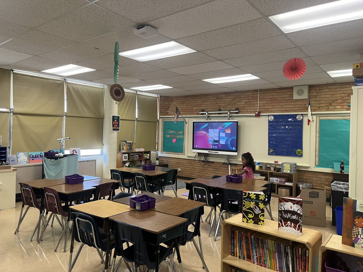 valerie_walker2's tweet photo. Okay guys! I am finally done with a little decor at school and dinner..so time to retweet! Drop that list! I am here to help you all get your list out there! We are better together!!Here are some pics of my class so far! #clearthelist2022 https://t.co/psU8yrnqtD