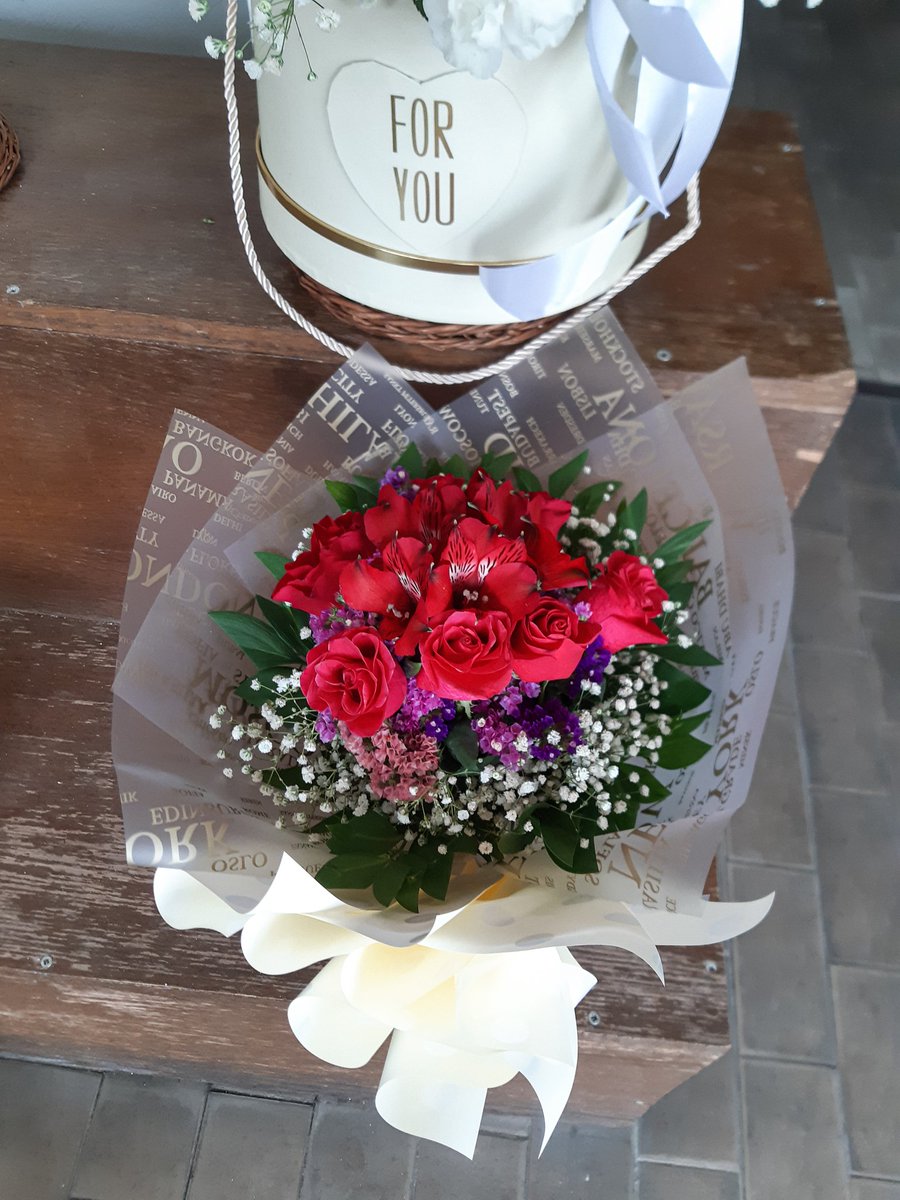 zare_entuzijast's tweet photo. #redandwhitebouquet #paperwrapbouquet #astromeria #roses #redastromeria #redroses #staticflower #gypsophila #decoration #ribbons #greenribbons ๐๐น๐๐๐น๐๐๐น๐ https://t.co/eMsQV5U7WG