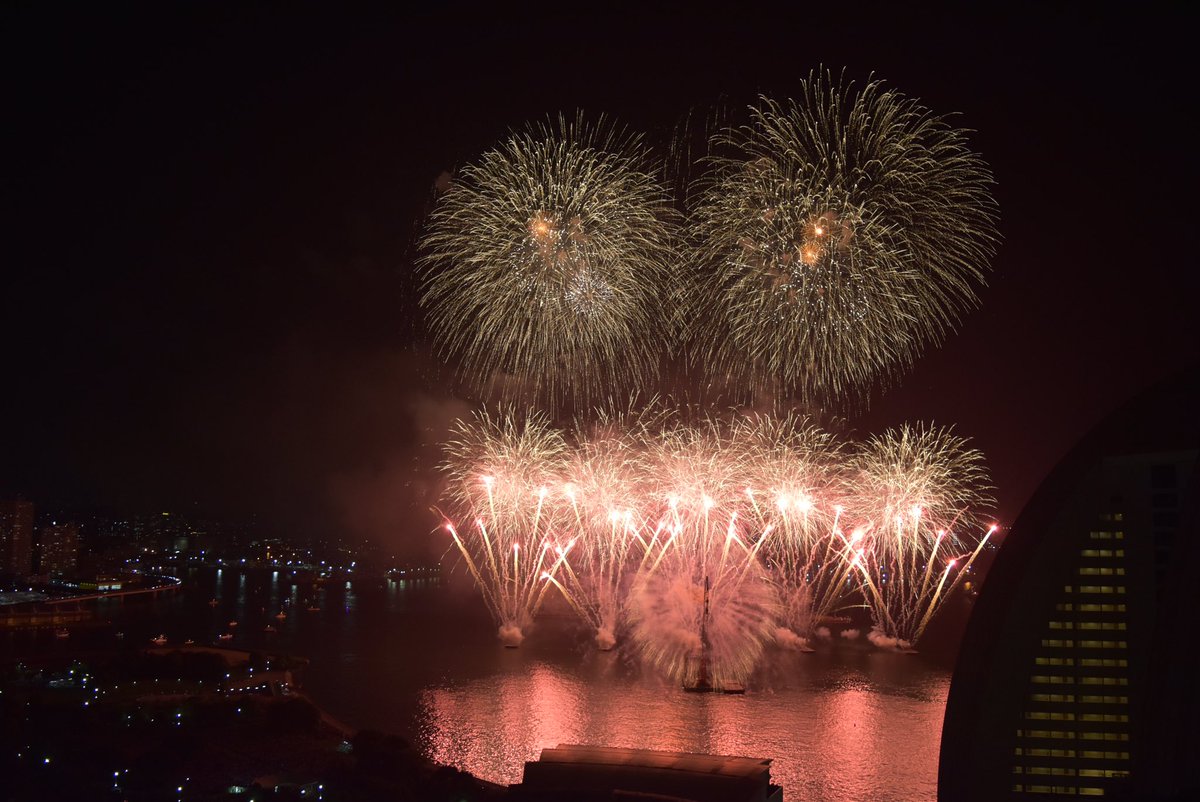 8月2日に開催された 3年ぶりの花火大会 約00発の花火が みなとみらい の夜空を 明るく華やかに彩りました ツイッターキャンペーン実施中 ベイ東急de夏休み 横浜ベイホテル東急 2つのハッシュタグとホテルでの夏の思い出を投稿 抽選でディナーご招待も