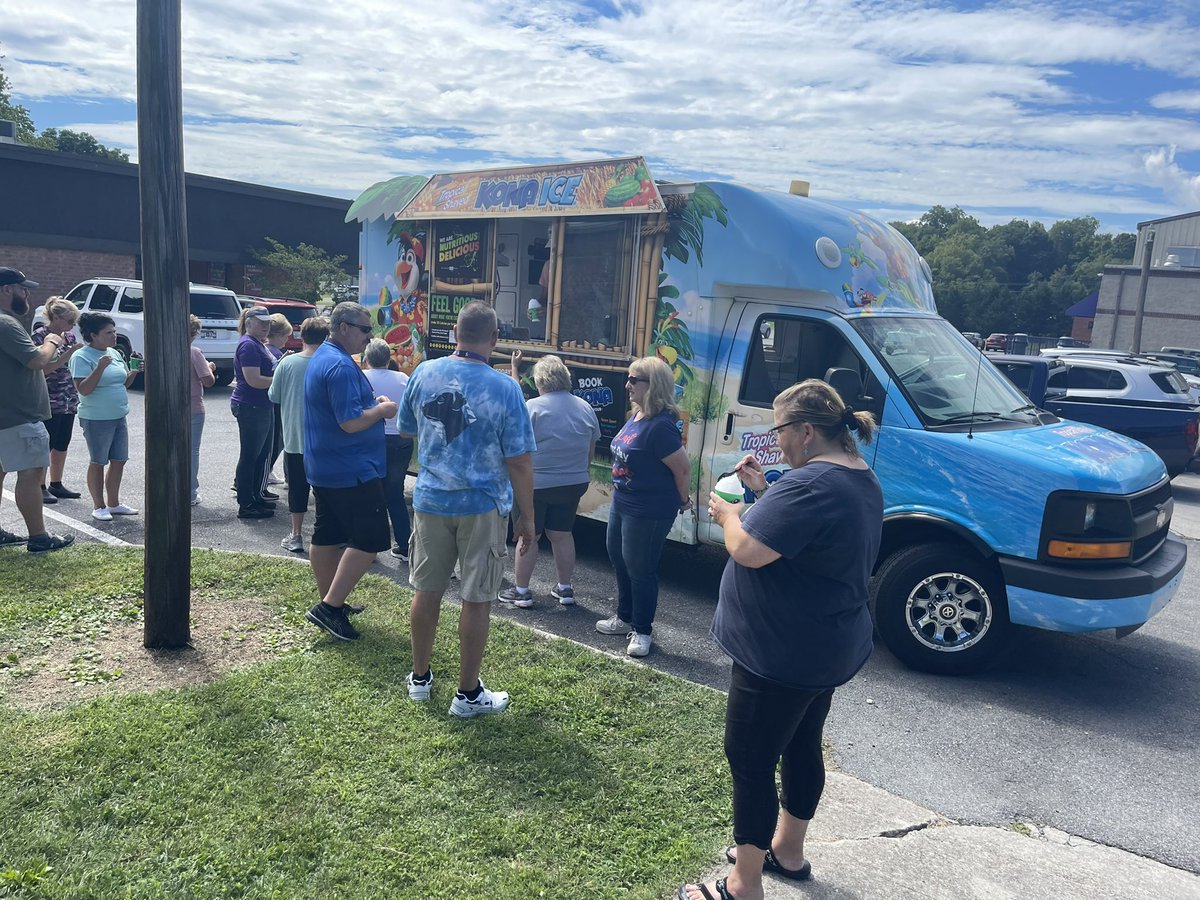 ses_cubs's tweet photo. Thank you Connect Church for the delicious @KONAICE treat for our first day back! It made the adjustment back to working in our classroom a little sweeter. Very appreciated!! #adminday #firstdaybackforteachers #SIsFamily https://t.co/HlSGAp3f8I