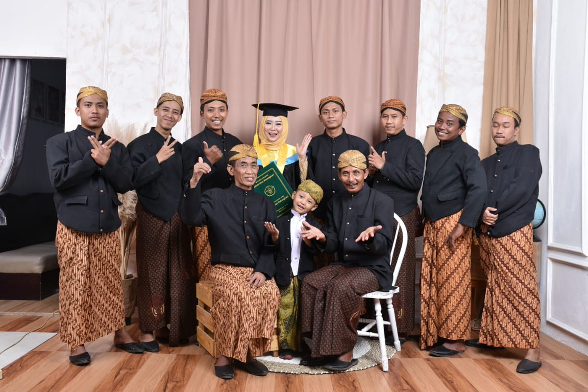 22Bubs's tweet photo. nyepil seragam hitam ⚡ https://t.co/ApjC8V5PfB