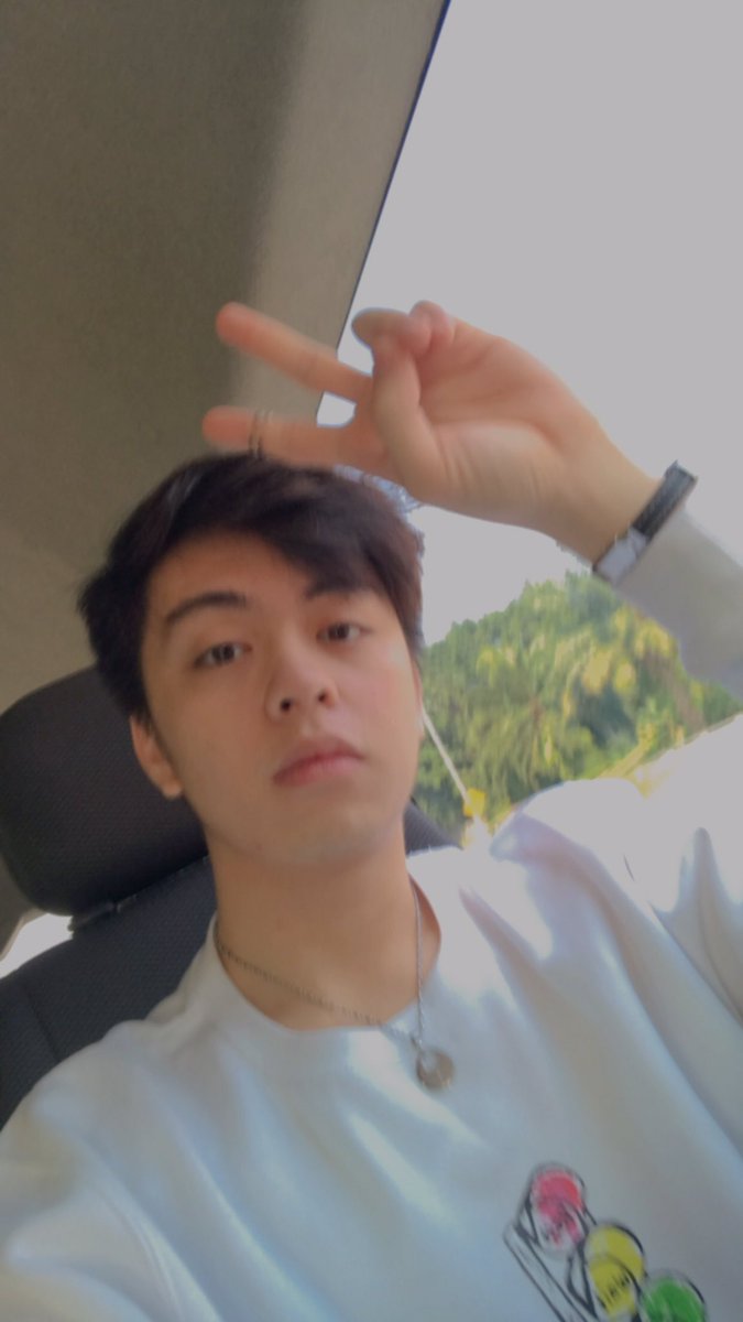 inicacach_'s tweet photo. Gaya andalan kami couple fenca @inicacach_ @Fenly_un1ty 🤗🤗🤗🤗🤍🤍🤍🌹🌹🌹
#younitday #youn1tselcaday #selcaday #happyyoun1tday #fenca #fenlycaca https://t.co/7zgnJJFzkd