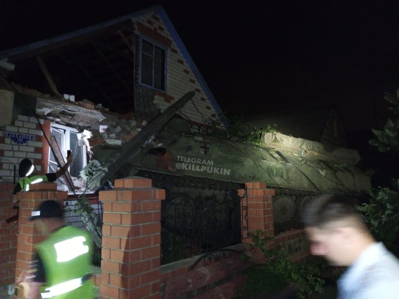 повреждение дома в уразово военными. под белгородом бронетранспортер протаранил жилой дом. посёлок дальний валуйский район белгородская область. обстановка в уразово сейчас. уразово обстрел.