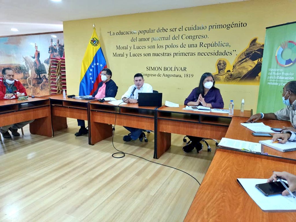 WuikelmanAngelP's tweet photo. Sostuvimos videoreunión con jefes de zona educativa, gerentes regionales del  Inces e instituciones aliadas para presentar las orientaciones Plan de "Agosto Escuelas Abiertas" 
#MaduroIndestructible https://t.co/mOHBLbZq9E