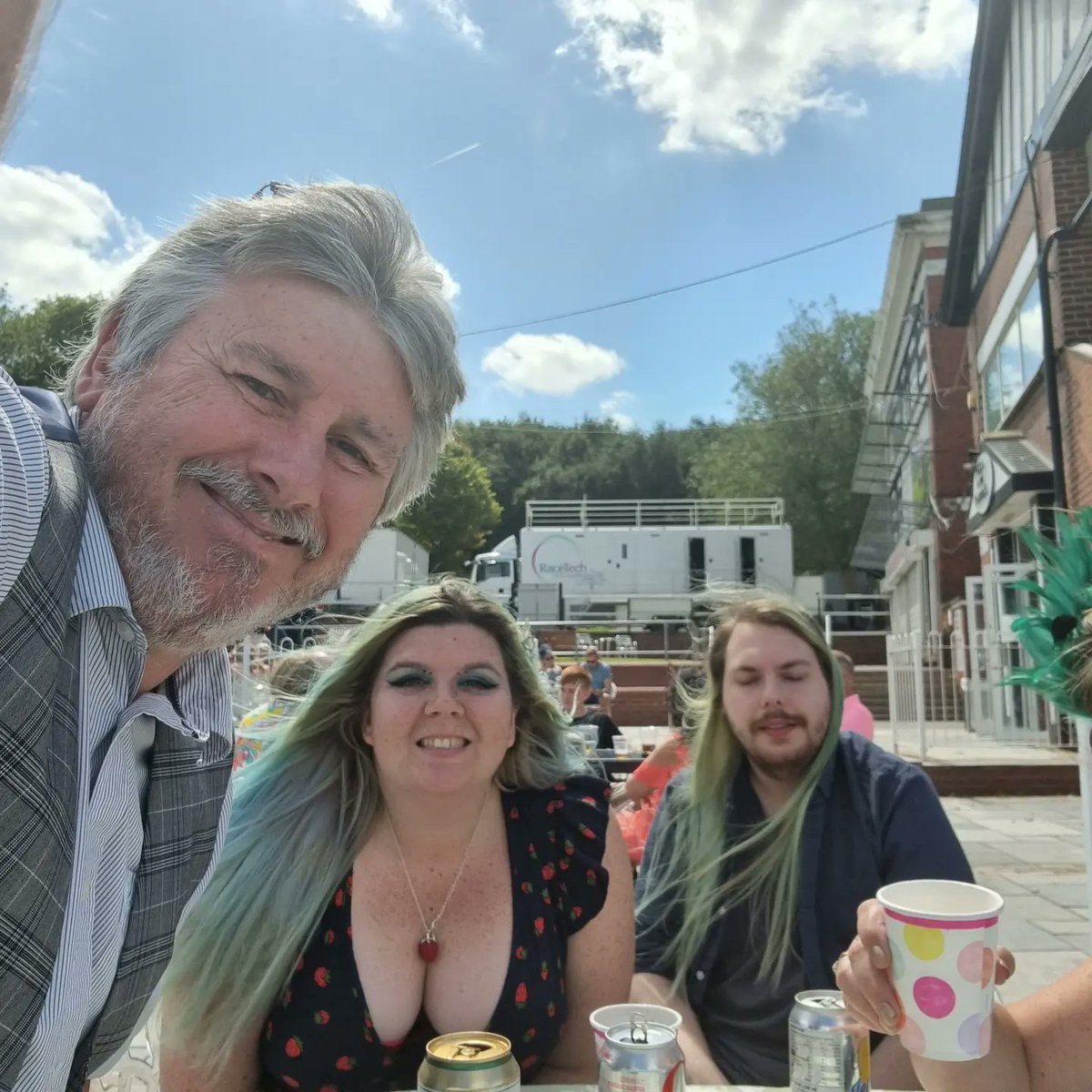 Raethegrill's tweet photo. Went to races yesterday with rents and husband ♡
#wonnothing #familyday https://t.co/FMFmVVgkGA