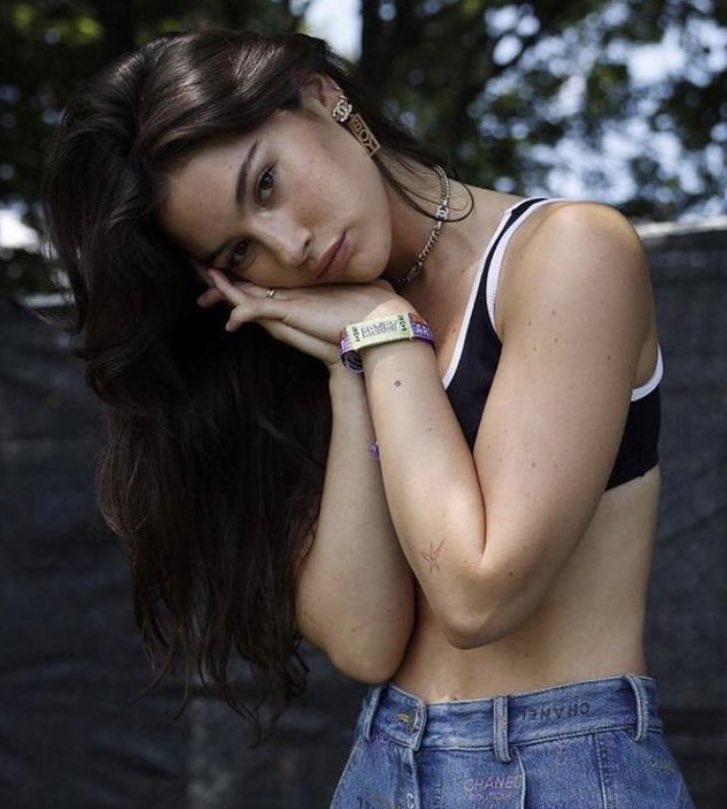 GracieAbramsBR's tweet photo. Tentando te convencer a conhecer a nova promessa da música, Gracie Abrams, com apenas 5 motivos/curiosidades. 

A thread: https://t.co/tLUBla42x6