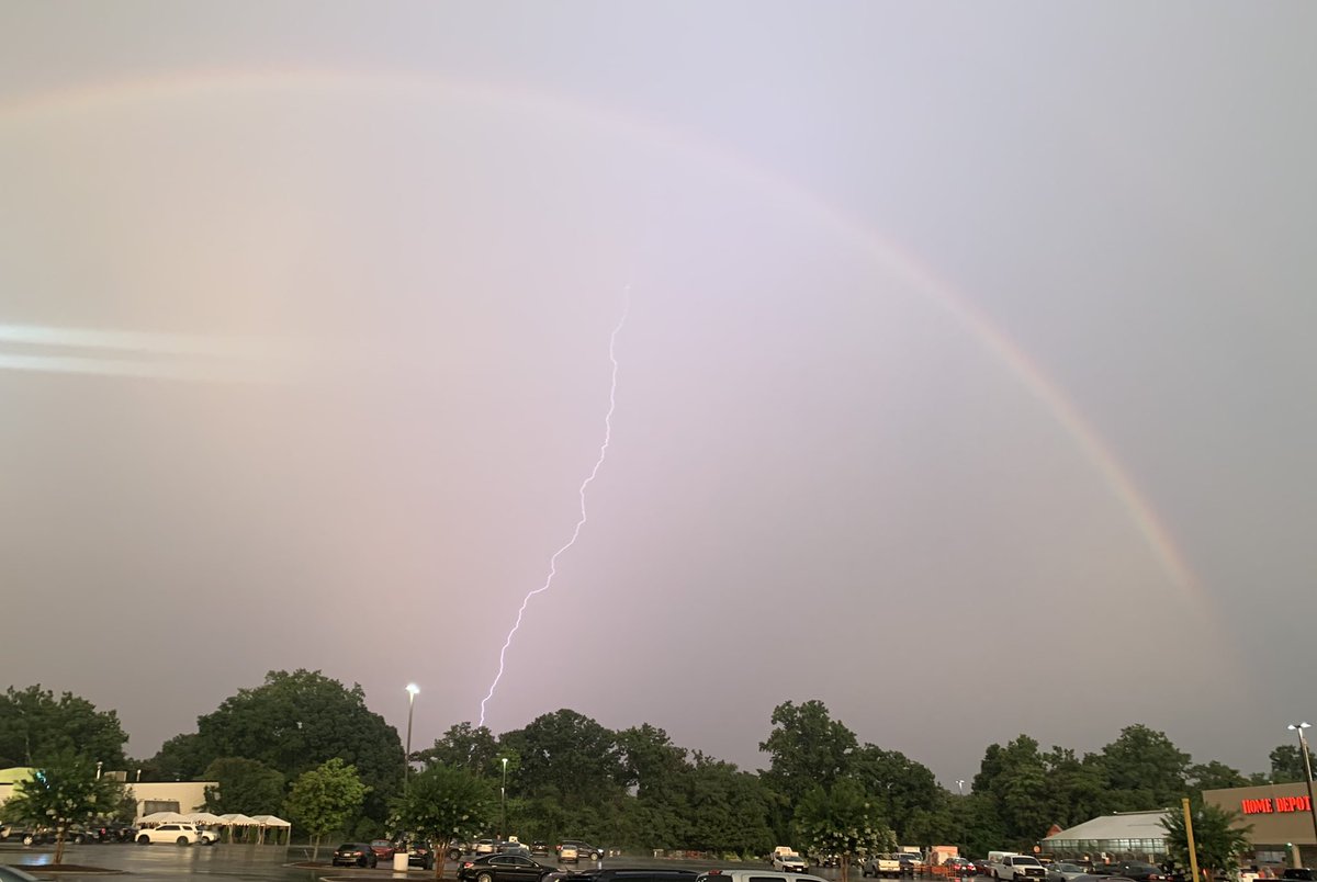 Rainbow and lightning in Parole Maryland tonight @capitalweather