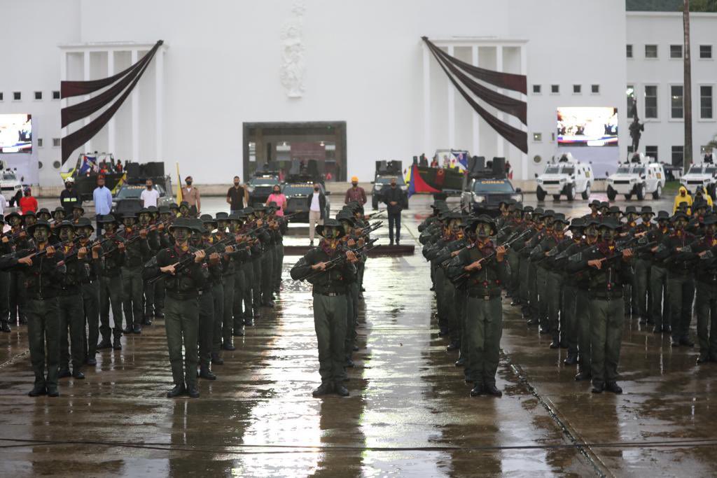 vladimirpadrino's tweet photo. Felicito la marcialidad y energía demostrada por la agrupación de parada que participó en el 85° aniversario de la Guardia Nacional Bolivariana, hombres y mujeres que bajo un torrencial aguacero, dieron una gran muestra de disciplina y orden cerrado. ¡FELICITACIONES PARA USTEDES! https://t.co/mCT9nZowwm
