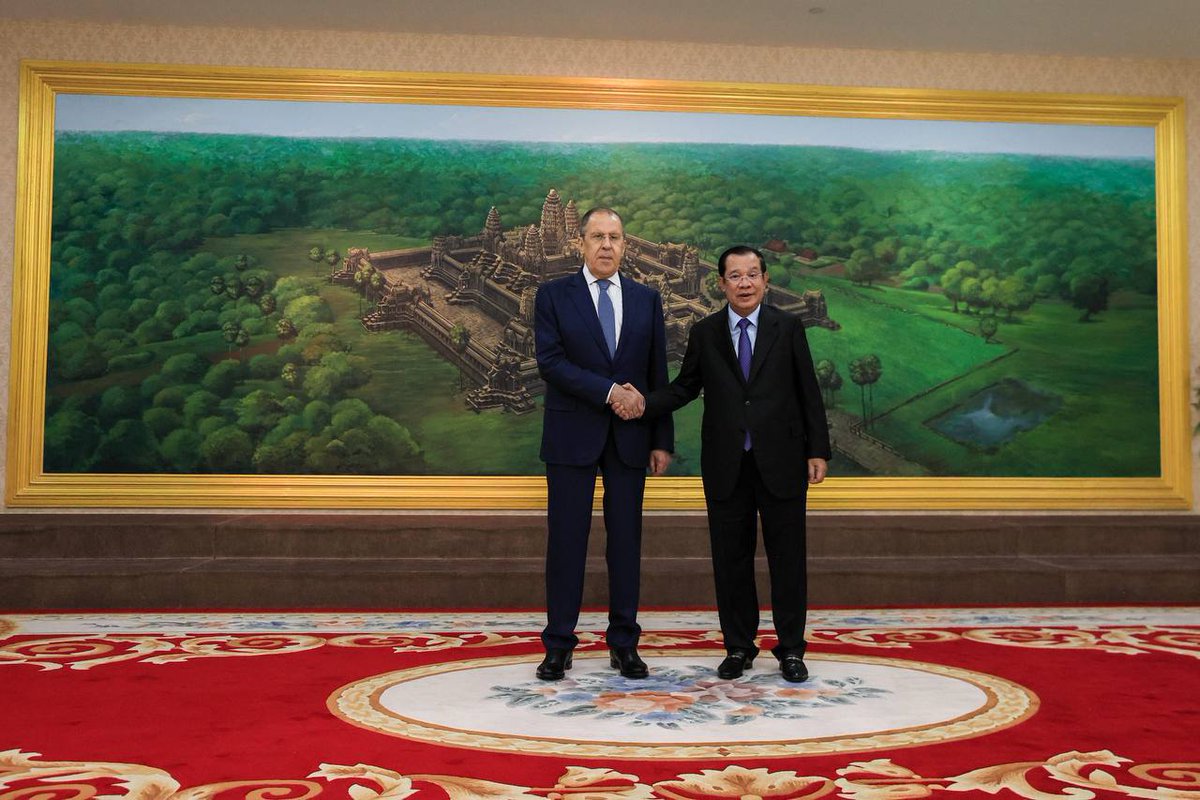 KingSiasi's tweet photo. Russian🇷🇺 Foreign Minister #Sergey_Lavrov Met With Prime Minister of Cambodia🇰🇭 #Hun_Sen in Phnom Penh. https://t.co/Th0JSiHLmx