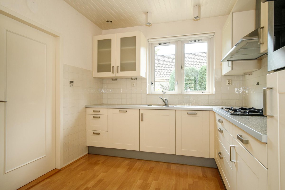 joostvente's tweet photo. 👁️ KOM JIJ BINNEN KIJKEN? Op een mooie locatie aan de Vincent van Goghlaan staat deze VRIJSTAANDE SEMI-BUNGALOW. Deze lieflijke bungalow heeft een slaapkamer en badkamer op de begane grond. Daarmee is het een huis dat klaar is voor de toekomst. Ook heeft het mooie https://t.co/u0TlTv75JV