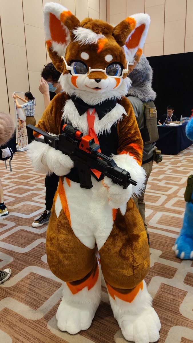 #FursuitFriday 
马甲，领带，眼镜，加起来太合适了
