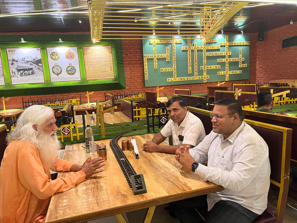 उद्योगपति ओमप्रकाश जी मुंडेल रामनिवास जी सेंगवा के साथ डिनर।