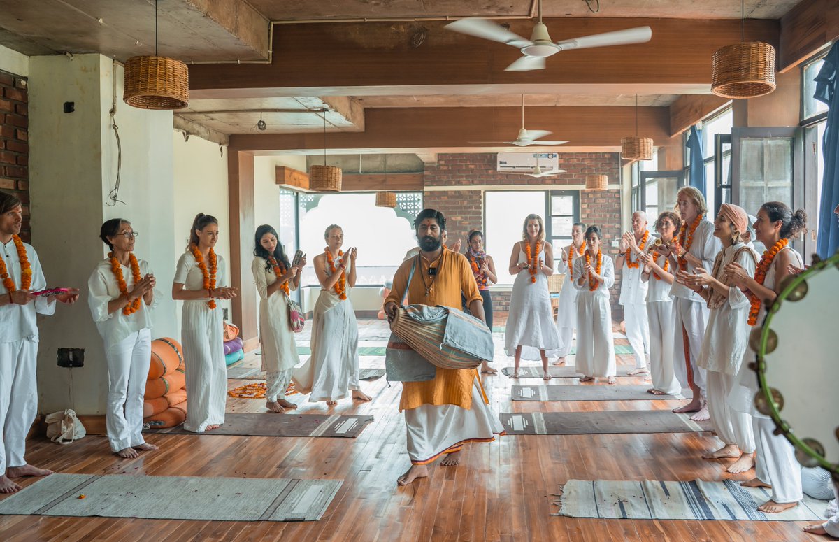 WorldPeaceIndia's tweet photo. World peace yoga school welcomes the class of -Aug 2022..
As all the inhibitions are left behind.. the students come with a surrender to learn and understand the teaching and practise of yoga…

#wpys #yttc #yogaceremony #havan #pooja #yogarishikesh #YogaTeacher #rishikesh #india https://t.co/2YjDIFGZUm