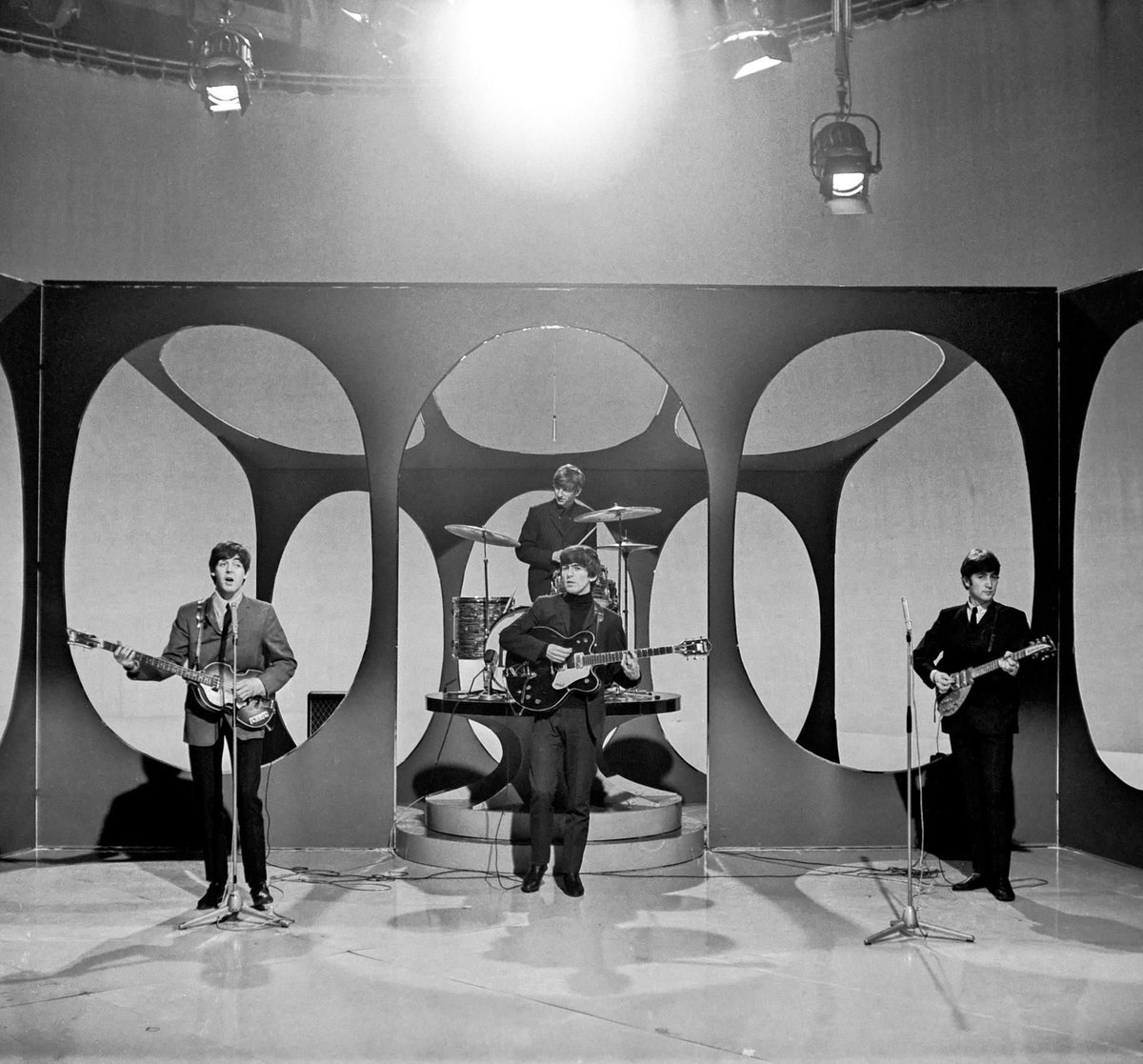 eric_ernie_col's tweet photo. 👓🌞♥️🎶👓🌞🎶👓🌞♥️🎶👓🌞
Morecambe & Wise, meet @thebeatles before recording their 1963 ATV show at the ATV Studios in Elstree
They’re all there…
@PaulMcCartney @ringostarrmusic @GeorgeHarrison @johnlennon
A fine line up of #BritishEntertainment!
#HelloBongo! https://t.co/dvpV6F1C07