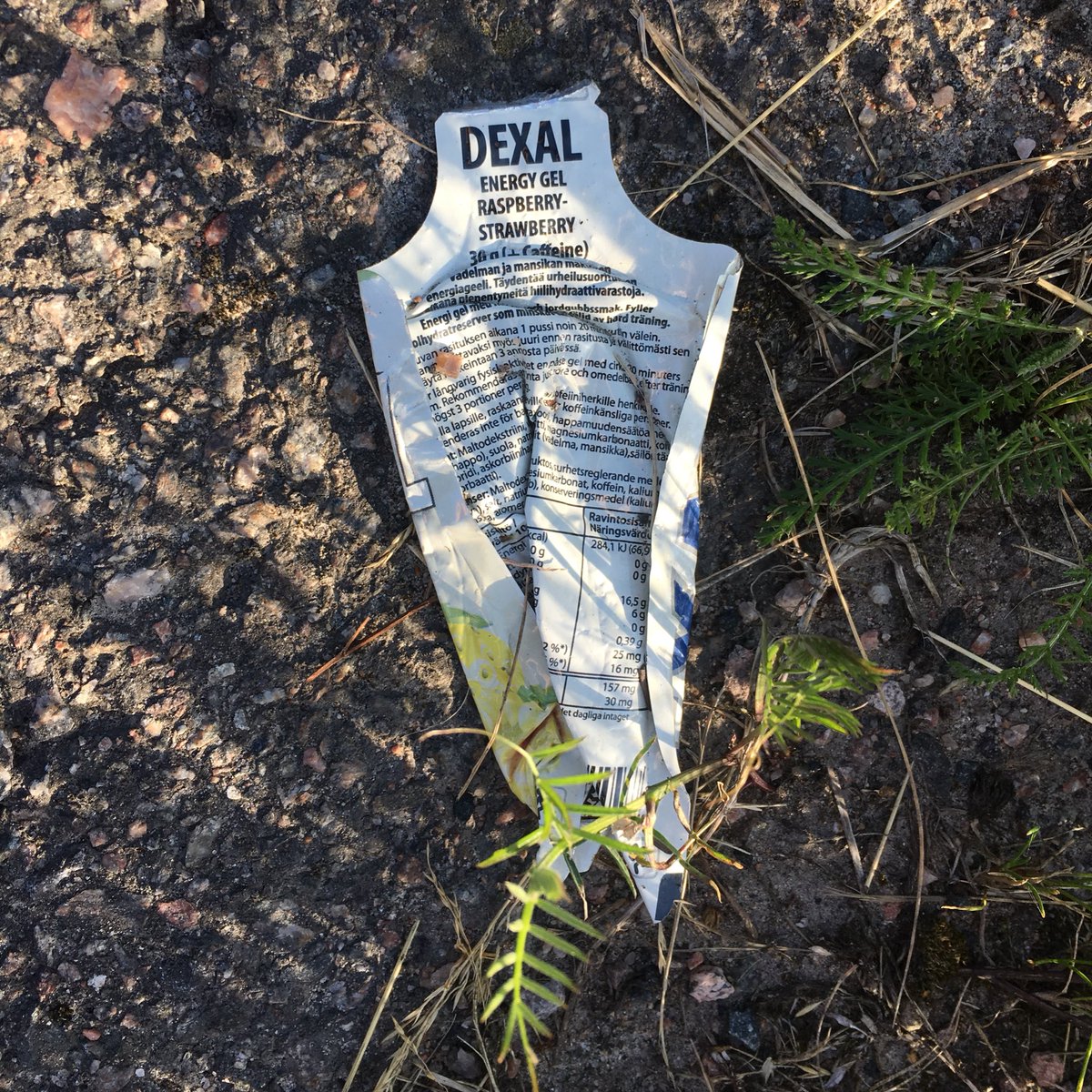 kaisupaulanto's tweet photo. Muutkin lajit ja urheilijat voisivat ottaa mallia polkujuoksijoista, joiden liikkumisessa korostuvat eettisesti ja moraalisesti kestävät elämänarvot ja luonnon kunnioitus. Polkujuoksukisoissa roskaaminen on aina kielletty, jota noudatetaan myös treeneissä. #geeli #plogging https://t.co/8YTvtTDemK