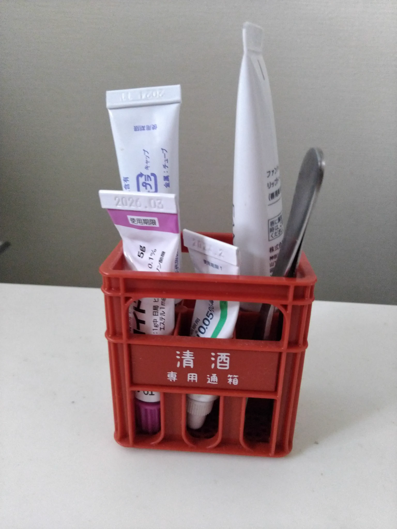@29Qsensei 左端と右端の薬持ってるー😆
こんなに軟膏持ってないからSeriaの酒箱のミニチュアに刺してるけど、化粧品のチューブの収納にも使えそうですね。 