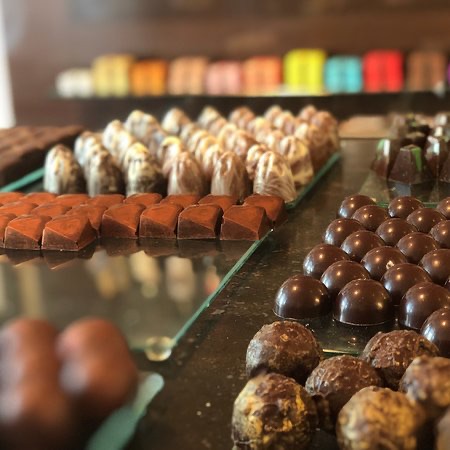 EXPOGOUDAMAAKT's tweet photo. Levensmiddelen is het thema in augustus bij #expogoudamaakt Vandaag vr. 5/8 van 14.00 -17.00 geeft Peter van Driel van Chocoladeatelier Puur een workshop. Voor kinderen is er o.m. het smaaklab #geefgoudadoor #Gouda #gouda750 @gouda750jaar https://t.co/a4vmfzgcyv