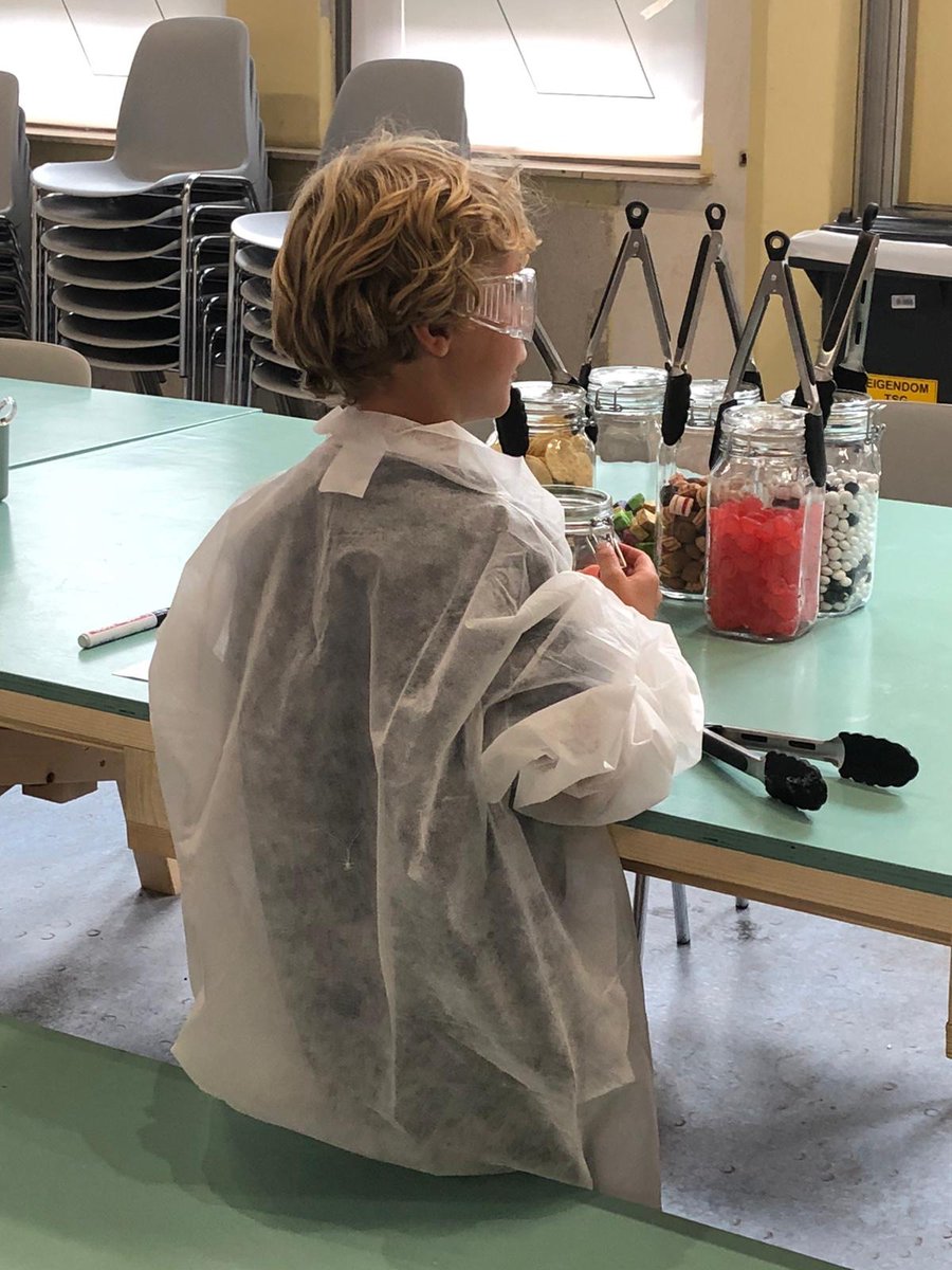 EXPOGOUDAMAAKT's tweet photo. Levensmiddelen is het thema in augustus bij #expogoudamaakt Vandaag vr. 5/8 van 14.00 -17.00 geeft Peter van Driel van Chocoladeatelier Puur een workshop. Voor kinderen is er o.m. het smaaklab #geefgoudadoor #Gouda #gouda750 @gouda750jaar https://t.co/a4vmfzgcyv