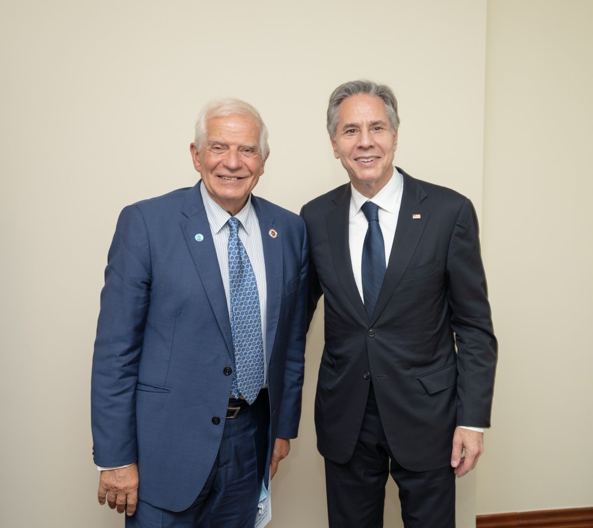 KingSiasi's tweet photo. US🇺🇸 Secretary of State Mr. #Antony_Blinken Met With Sri Lankan🇱🇰 FM Mr. #Ali_Sabry, High Representative of the EU🇪🇺 For Foreign Affairs Mr. #Josep_Borrell_Fontelles, Indian🇮🇳 FM Dr. S. #Jaishankar & Cambodian🇰🇭 Prime Minister #Hun_Sen At Cambodia ASEAN Regional Forum. https://t.co/V5bslPYFFK