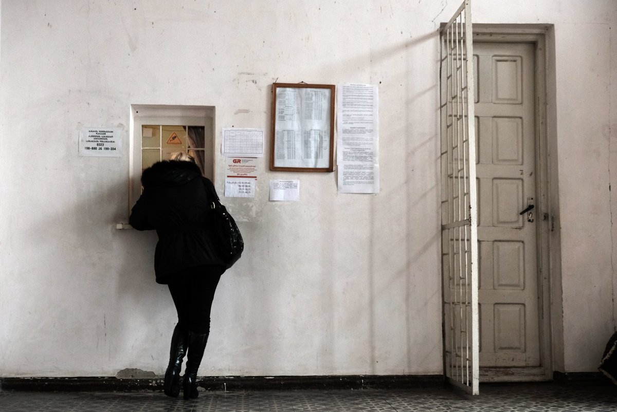 doinggeography's tweet photo. #NiceDoor #NiceWindow #NiceDoor #fridayfinishes
#Soviet-era ticket office and access door at #Koni railway station in #Georgia
#photography by @doinggeography @GrimArtGroup https://t.co/Stadm8ss4J