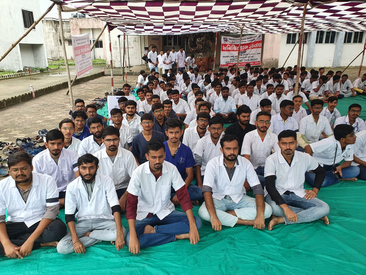<a href="/RajanKalola/">Rajan Kalola</a> Seeing veterinarians protesting for their rights and state governments not taking sufficient action is disheartening.  It's high time to unite #veterinarians from all colleges to stage a nationwide strike for our rights.
#Increase_Guj_Vet_Stipend