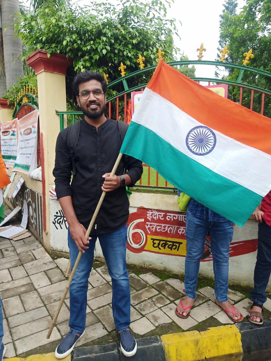Shubham29610098's tweet photo. आज बेरोजगार  भांजे/ भांजियों के हाथों में भी तिरंगा देख लो मामाजी तिरंगा देखकर मन  गद होगा  । उज्ज्वल व सशक्त भविष्य के हाथों में तिरंगा भी है और देश भी।
#बेरोजगार_तिरंगा_यात्रा🇮🇳 https://t.co/CZZux7l8IP