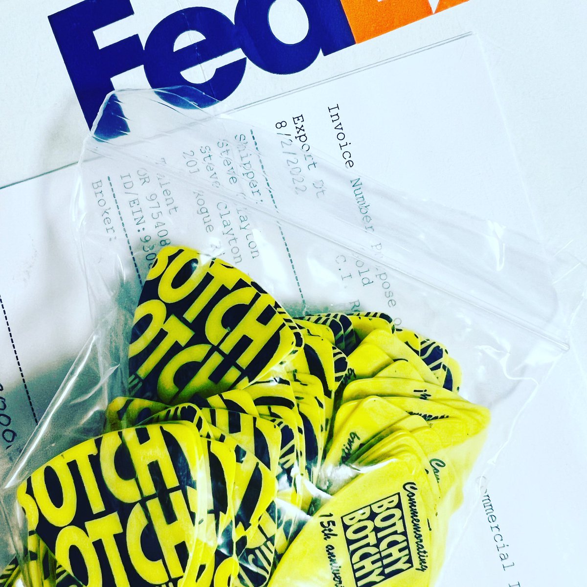 BOTCHY_BOTCHY's tweet photo. 15周年記念ピックが到着しました。まずは13日の記念パーティ、27日のブルグラパーティご参加のみなさまにお渡しします。
#BOTCHY #botchybotchy #15周年 https://t.co/YcWpgYeBTA