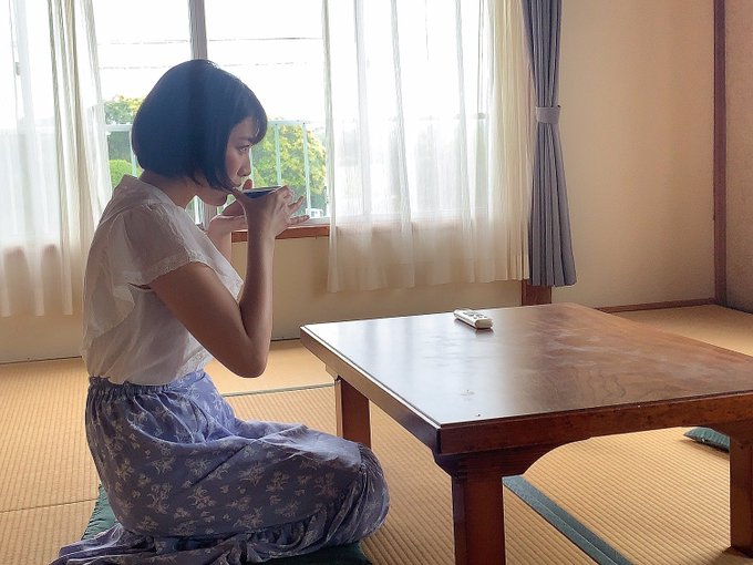 エアコン付けなくても過ごせる日😌 それだけで幸せだあ🧡  もうすぐ15時だね！みんなはおやつ食べる？笑 私はファンの方からいただいた紅茶を使って,アイスミルクティー作ります😊  写真集のオフショット⬇️<a href="/tag/fancysharpmask"class="tags"><span>#fancysharpmask</span></a>