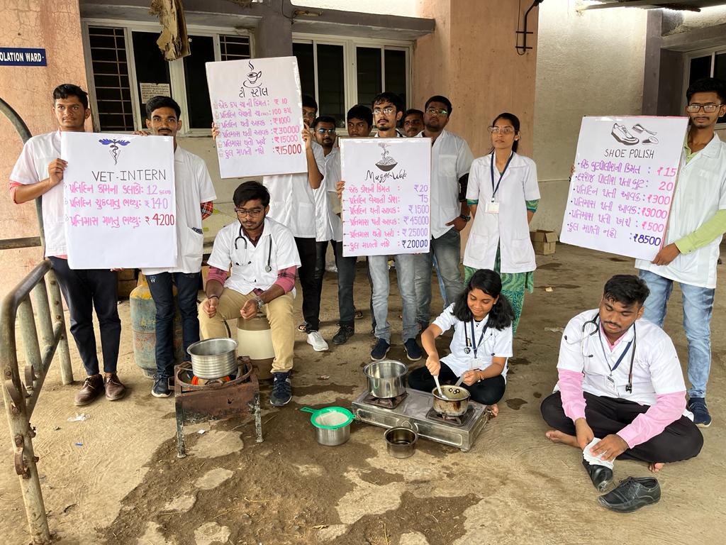 ગુજરાત સરકારે અમારી વાત સાંભળવી પડશે.  અમે માત્ર માંગ કરી રહ્યા છીએ જે સાચી છે .દરેક રાજ્યએ પશુચિકિત્સકનું સ્ટાઈપેન્ડ વધાર્યું છે તો પછી ગુજરાત આટલું વિકસિત રાજ્ય છે તેમાં શું વાંધો છે...
#Increase_Guj_Vet_Stipend 
#Guj_vet_union@CMOGuj <a href="/Bhupendrapbjp/">Bhupendra Patel</a> <a href="/KanuDesai180/">Kanu Desai</a> <a href="/presidentVCI/">Dr. Umesh C Sharma</a>