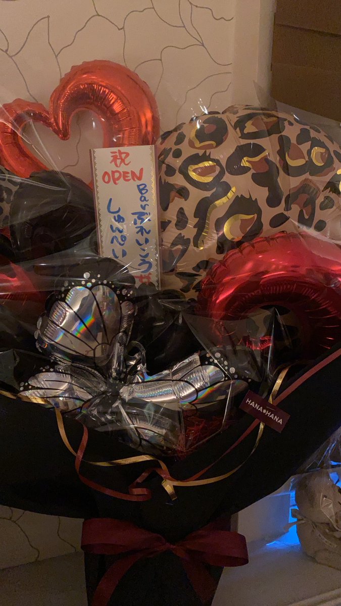 mukuwareru1's tweet photo. BARぶれいこう
オープン祝いで沢山の花いただきました！
ありがとうございます😭 https://t.co/aBVVwUDWs0